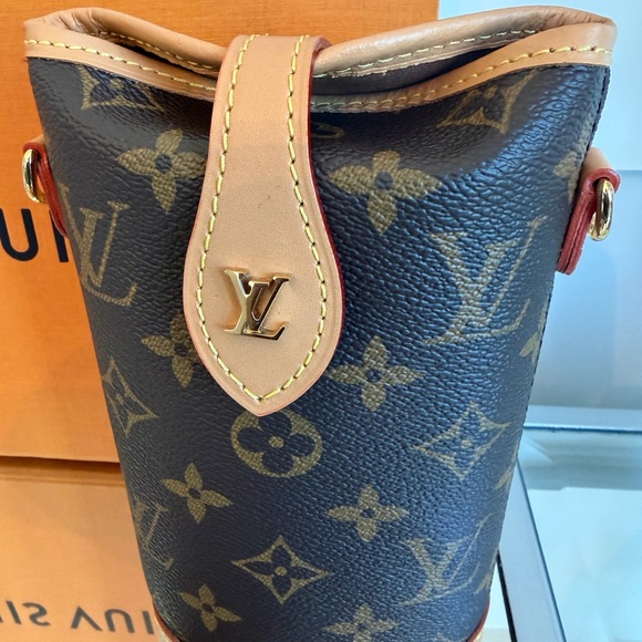 Louis Vuitton Monogram Fold Me Pouch - Picture 7 of 12